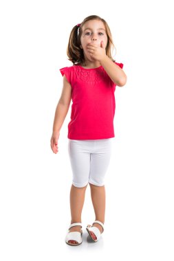 Çocuğun sürpriz jest yapıyor