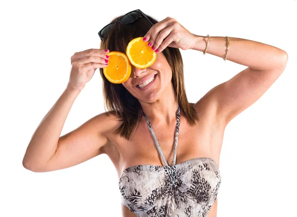 Frau trägt Orangenscheiben als Brille — Stockfoto