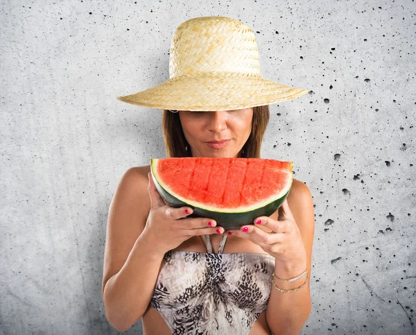 Femme en bikini tenant une pastèque — Photo