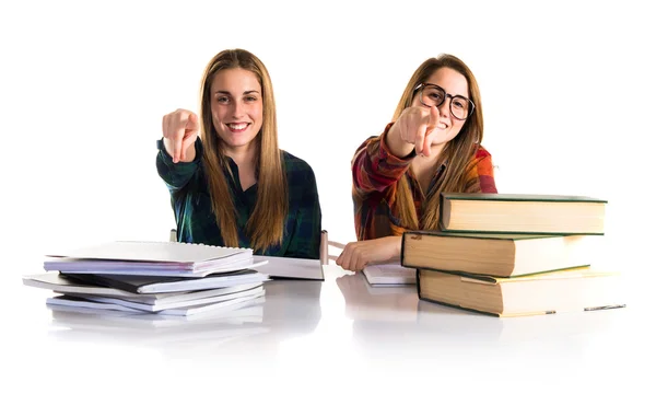 Studenter som pekar på framsidan — Stockfoto