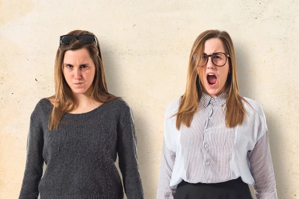 Twin sisters shouting — Stock Photo, Image