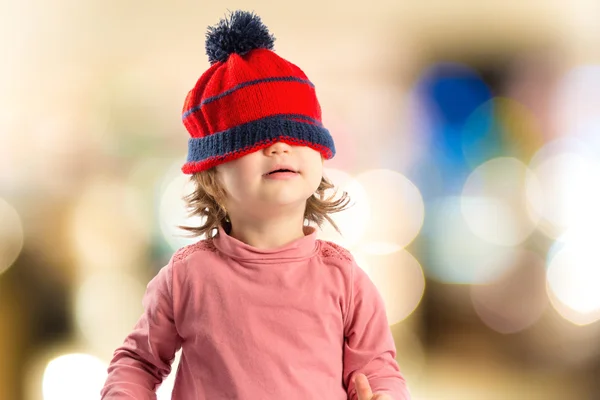 Маленька дівчинка з різдвяним капелюхом на білому тлі — стокове фото
