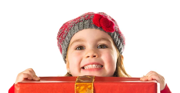 Kleines Mädchen mit großem Geschenk — Stockfoto