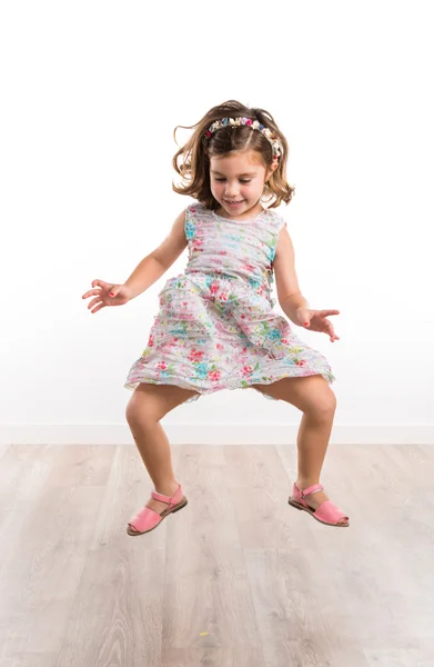 Flickan hoppar i studio — Stockfoto