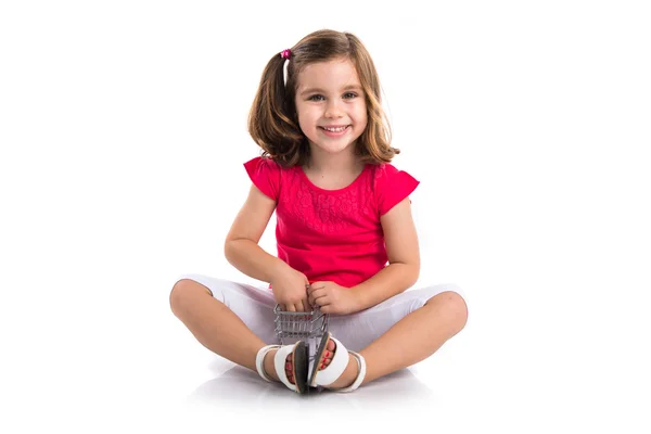 Menina brincando com mini carrinho supermaeket — Fotografia de Stock