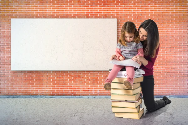 Mutter und Tochter lernen gemeinsam — Stockfoto