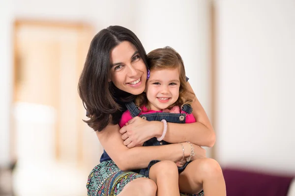 Madre e hija sobre fondo blanco —  Fotos de Stock