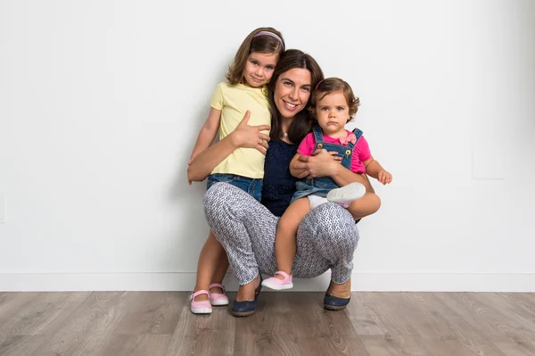 Madre e hijas en el estudio — Foto de Stock