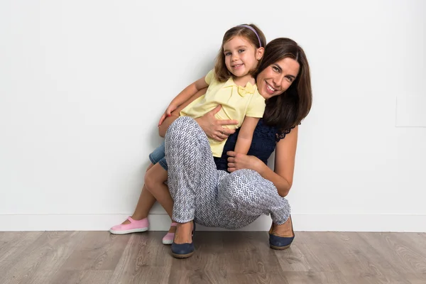 Madre e hija en el estudio — Foto de Stock