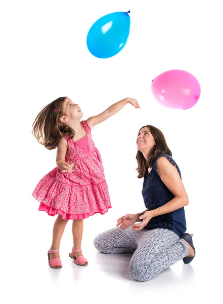 Мать и дочь играют с воздушными шарами — стоковое фото