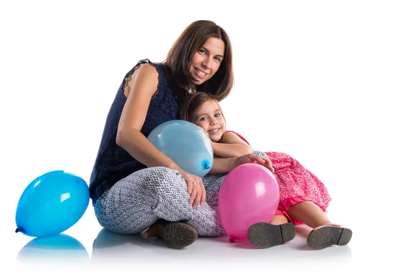 Mor och dotter spelar med ballonger — Stockfoto