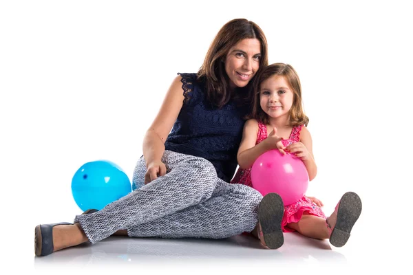 Mor och dotter spelar med ballonger — Stockfoto