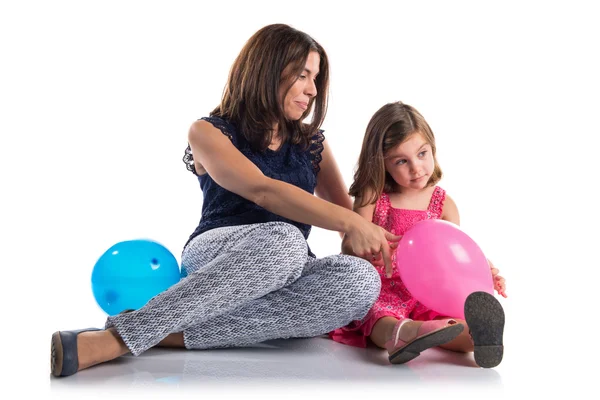 Мать и дочь играют с воздушными шарами — стоковое фото
