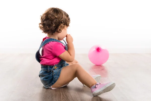 Bebé en estudio con globos —  Fotos de Stock