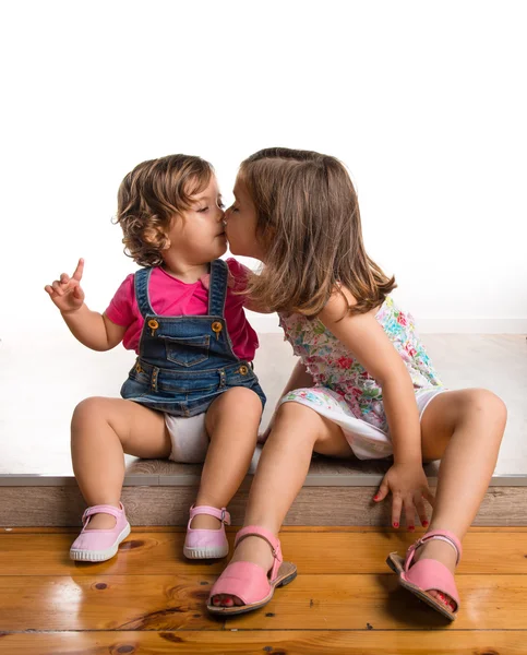 Sisters kissing — Stock Photo, Image