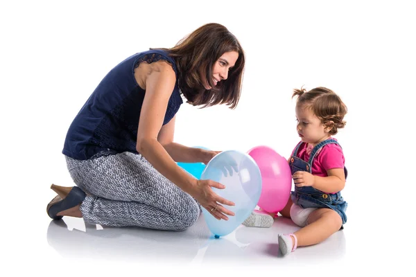 Madre e hija jugando con globos —  Fotos de Stock