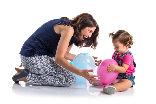 Mor och dotter spelar med ballonger — Stockfoto