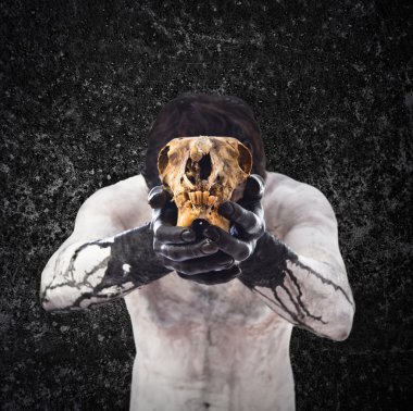 Bir tavşan sunan ilkel insan kafatası