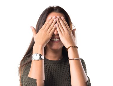 Kadın gözlerini kapatıyor.