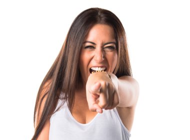 öne doğru işaret eden kadın