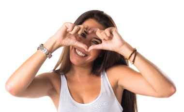 Kadın elleriyle kalp yapıyor.