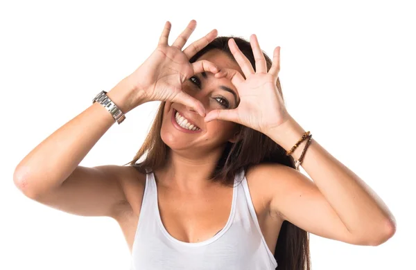Kvinna som gör ett hjärta med händerna — Stockfoto