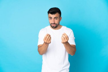 İzole edilmiş mavi geçmişi olan beyaz bir adam para jesti yapıyor ama mahvoldu.