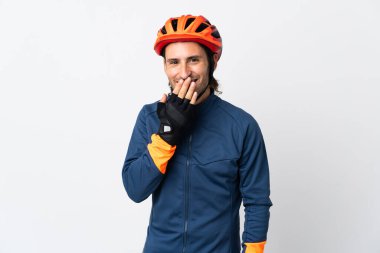 Beyaz arka planda izole edilmiş genç bir bisikletçi mutlu ve gülümseyen bir ağızla elini kapatıyor.