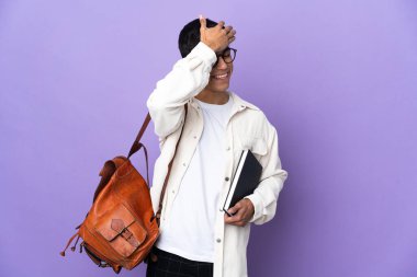 Tecrit edilmiş mor bir geçmişi olan genç bir öğrenci bir şey fark etti ve çözümü arıyor.