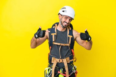 Genç Kafkasyalı dağcı sarı arka planda kendini beğenmiş ve gururlu.