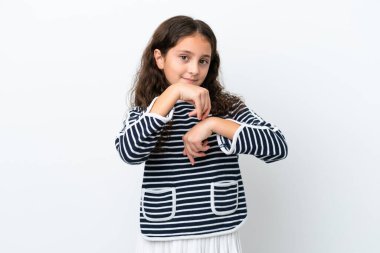 Beyaz arka planda izole edilmiş küçük beyaz kız geç kalma hareketi yapıyor.