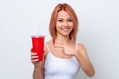 Beyaz arka planda izole edilmiş meşrubat tutan genç Rus kadın.