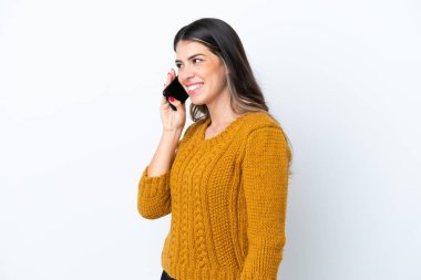 Beyaz arka planda izole edilmiş genç bir İtalyan kadın cep telefonuyla sohbet ediyor.