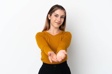 Beyaz arka planda izole edilmiş genç beyaz kadın bir ilan vermek için avucunun içinde hayali bir fotokopi makinesi tutuyor.