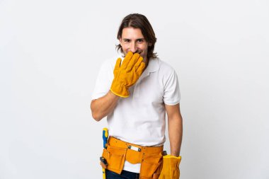 Genç elektrikçi arka planda mutlu ve gülümsüyor.