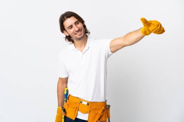 Genç elektrikçi, izole edilmiş arka planda baş parmak hareketi yapıyor.