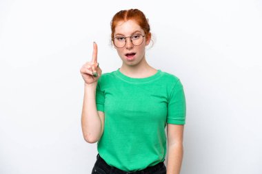 Beyaz arka planda izole edilmiş genç, kırmızımsı bir kadın parmağını kaldırarak çözümü anlamaya çalışıyor.