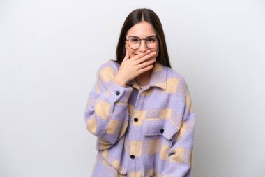 Beyaz arka planda izole edilmiş genç bir kız mutlu ve gülümsüyor.