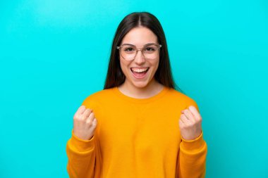 Mavi arka planda gözlüklü ve zaferi kutlayan genç bir kız.