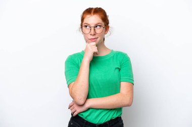 Beyaz arka planda soyutlanmış, kuşkuları ve düşünceleri olan genç, kırmızı bir kadın.