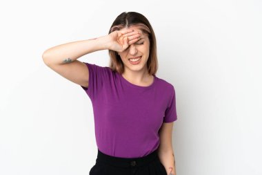 Beyaz arka planda izole edilmiş, yorgun ve hasta bir yüzü olan beyaz bir kadın.