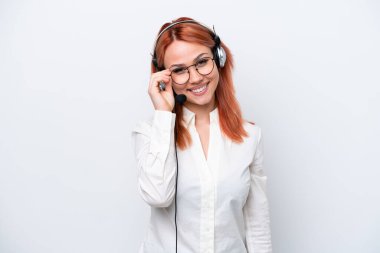 Beyaz arka planda gözlüklü ve mutlu bir kulaklıkla çalışan pazarlamacı Rus kız.