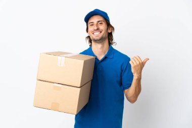 Beyaz arka planda izole edilmiş teslimatçı bir ürünü sunmak için kenarı işaret ediyor.