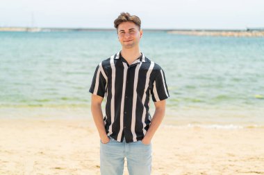 genç yakışıklı adam açık havada