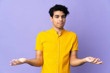 Genç Venezuelalı adamın mor arka planda izole edilmiş şüpheleri var