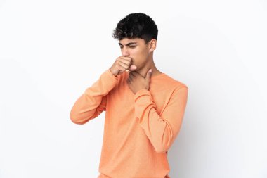 İzole edilmiş beyaz arka planda genç bir adam çok öksürüyor.