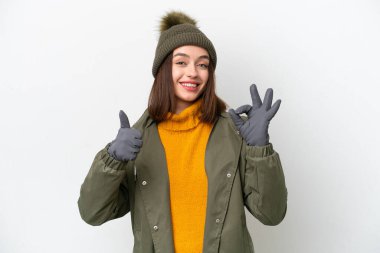 Kışlık ceket giyen Ukraynalı genç bir kadın beyaz arka planda izole edilmiş.