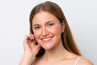 Beyaz arka planda mutlu bir ifadeyle soyutlanmış beyaz bir kadın. Portreyi kapat