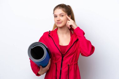 Yoga derslerine giden genç kız beyaz fırında bir minder tutarken kuşkuları ve düşünceleri vardı.