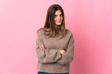 Genç Slovak kadın pembe arka planda izole edilmiş üzgün hissediyor.